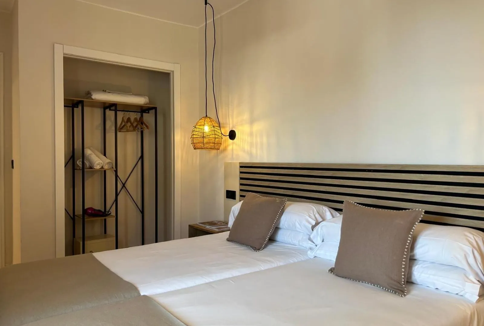 Apartamentos Ses Veles Cala Llonga  Spagna